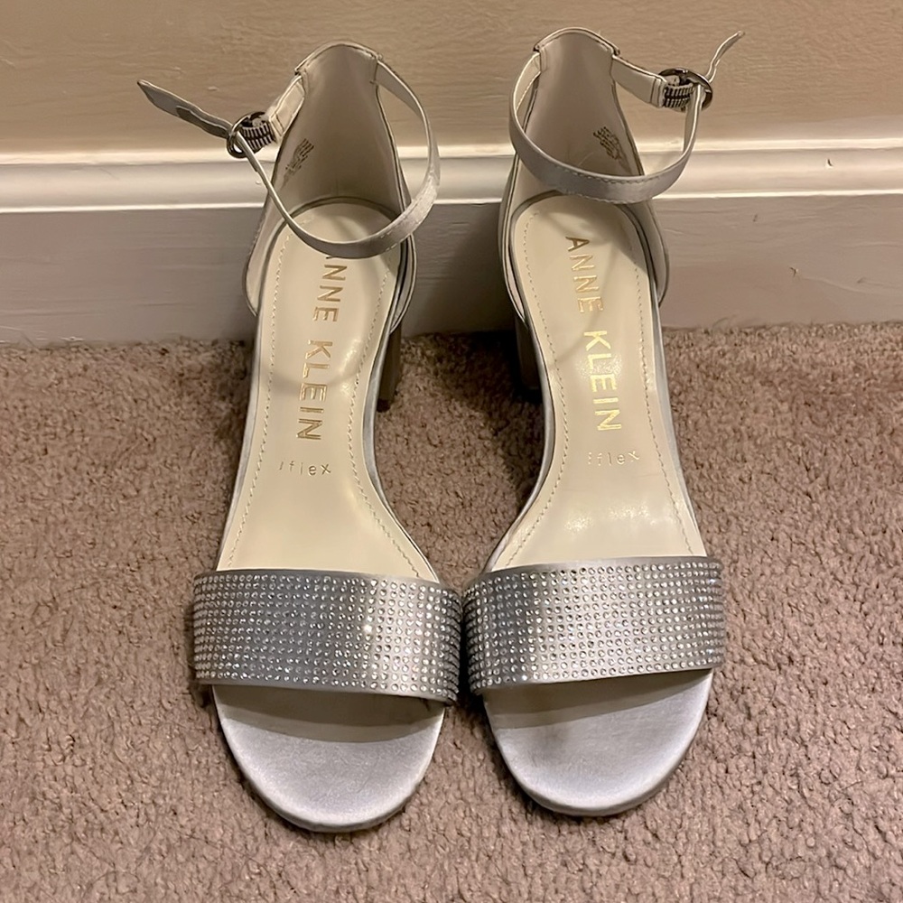 Anne Klein size 8 silver heels
